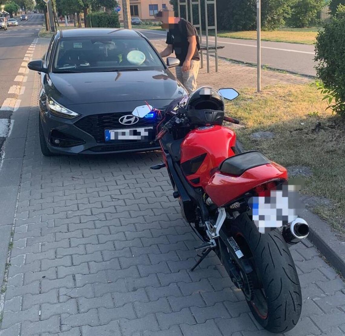 W centrum miasta popisywał się jazdą na jednym kole. Trafił na drogówkę i od razu stracił prawko