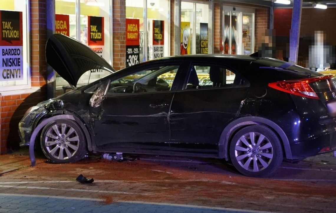 W drodze do sklepu potrąciła kobietę, udzkodziła dwa auta i wjechała w stojak na rowery