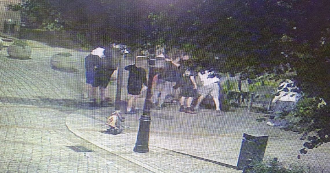 W dziesięciu pobili trzech przechodniów. Ofiary mają połamane szczęki, sprawcami grupa nastolatków