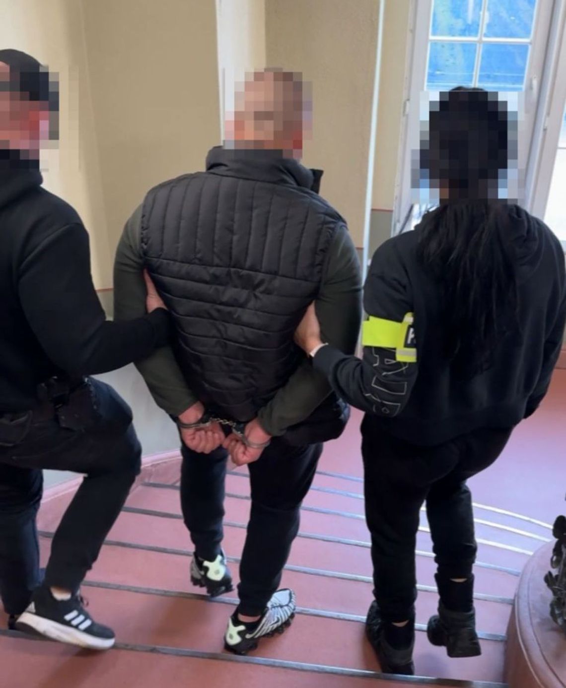 W garażu i mieszkaniu ukrywał narkotyki warte ponad 1,5 miliona złotych. 24-latek został aresztowany W garażu i mieszkaniu ukrywał narkotyki warte ponad 1,5 miliona złotych. 24-latek został aresztowany