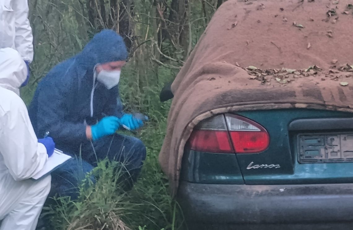 W lesie znaleziono samochód i dwa ciała. Mężczyźni zaginęli pod koniec maja. Policja zatrzymała sześć osób