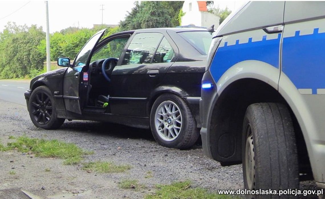 W miasteczku każdy policjant wie, że stracił prawko. Zobaczyli go w BMW i zaczął się pościg