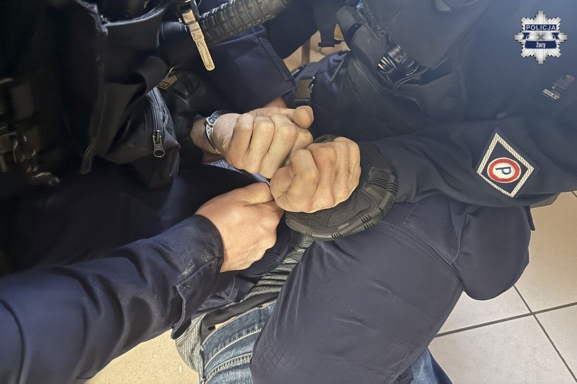 "W mieszkaniu są narkotyki i przestępcy". Po skargach sąsiadów policjanci zatrzymali pięć osób