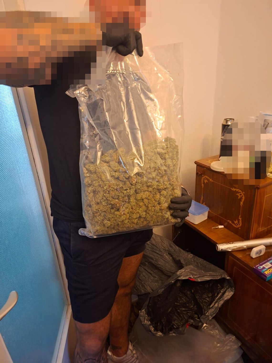 W mieszkaniu trzymał prawie 700 gramów marihuany i kokainę. 26-latek aresztowany W mieszkaniu trzymał prawie 700 gramów marihuany i kokainę. 26-latek aresztowany