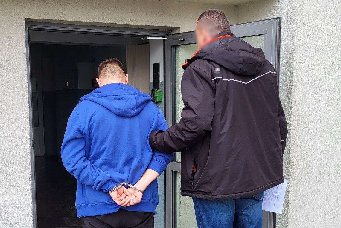 W mieszkaniu ukrywał ponad trzy kilogramy narkotyków. Policjanci zatrzymali 42-latka na ulicy W mieszkaniu ukrywał ponad trzy kilogramy narkotyków. Policjanci zatrzymali 42-latka na ulicy