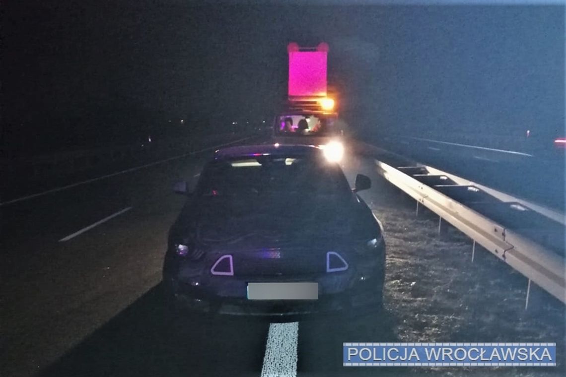 W Mustangu zabrakło paliwa. Kierowca zostawił nieoświetlone auto na ekspresówce i wrócił na stopa