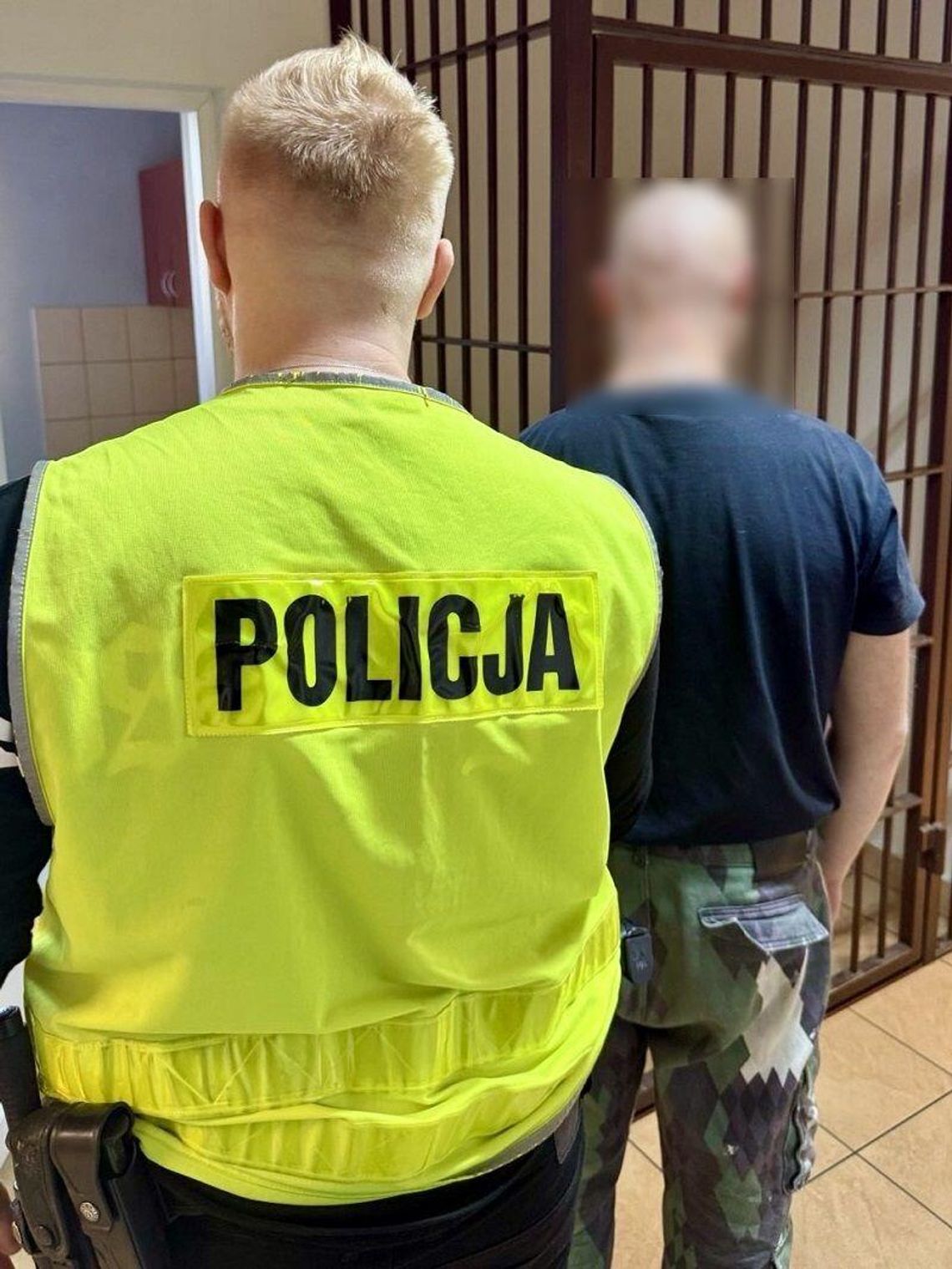 W nocy zakradli się pod szkołę i zaczęli zrywać elewację. Po zatrzymaniu tłumaczyli, że "czegoś szukali" W nocy zakradli się pod szkołę i zaczęli zrywać elewację. Po zatrzymaniu tłumaczyli, że "czegoś szukali"