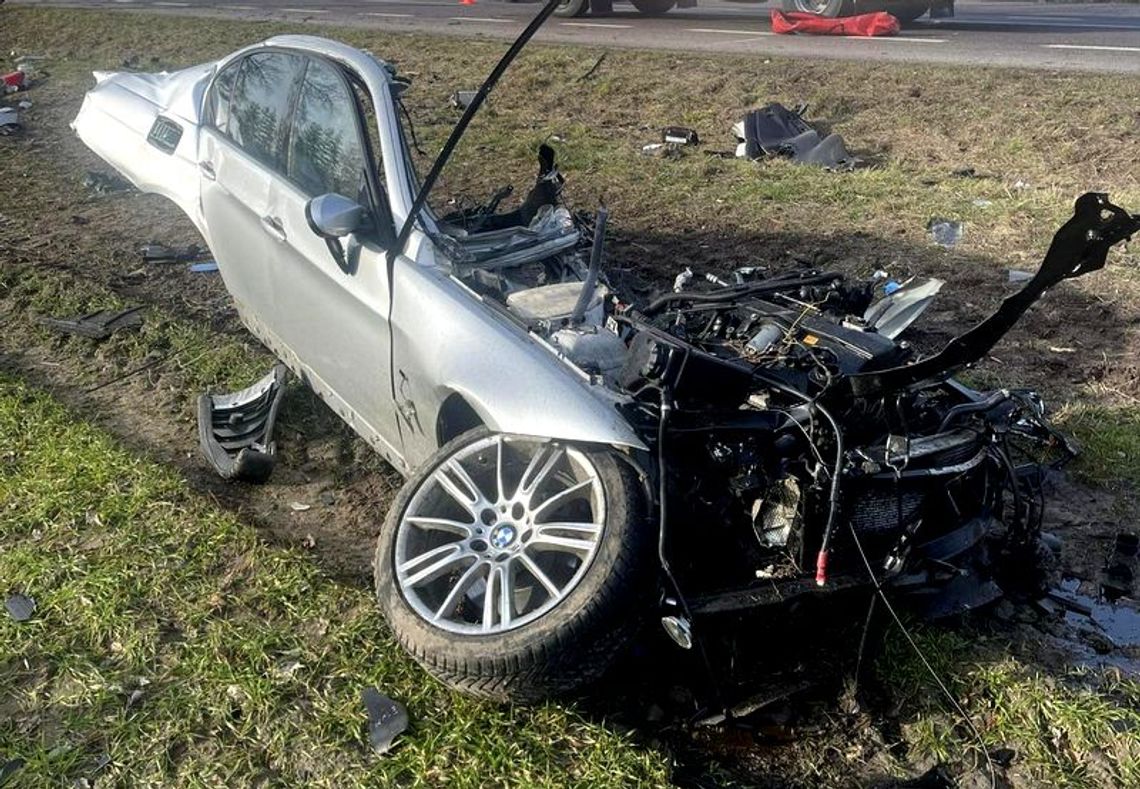 W porannym wypadku zginął 33-letni kierowca BMW. Na łuku drogi wyprzedzał kilka aut [FOTO]