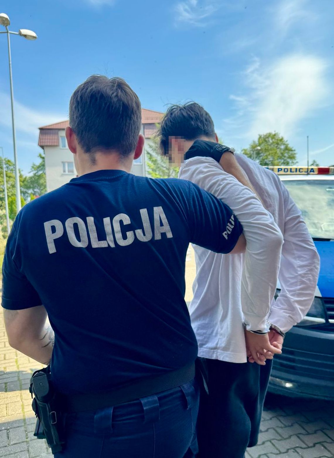 W porzuconym aucie narkotyki, pieniądze i klucz hotelowy. Policjanci dotarli do młodych dilerów