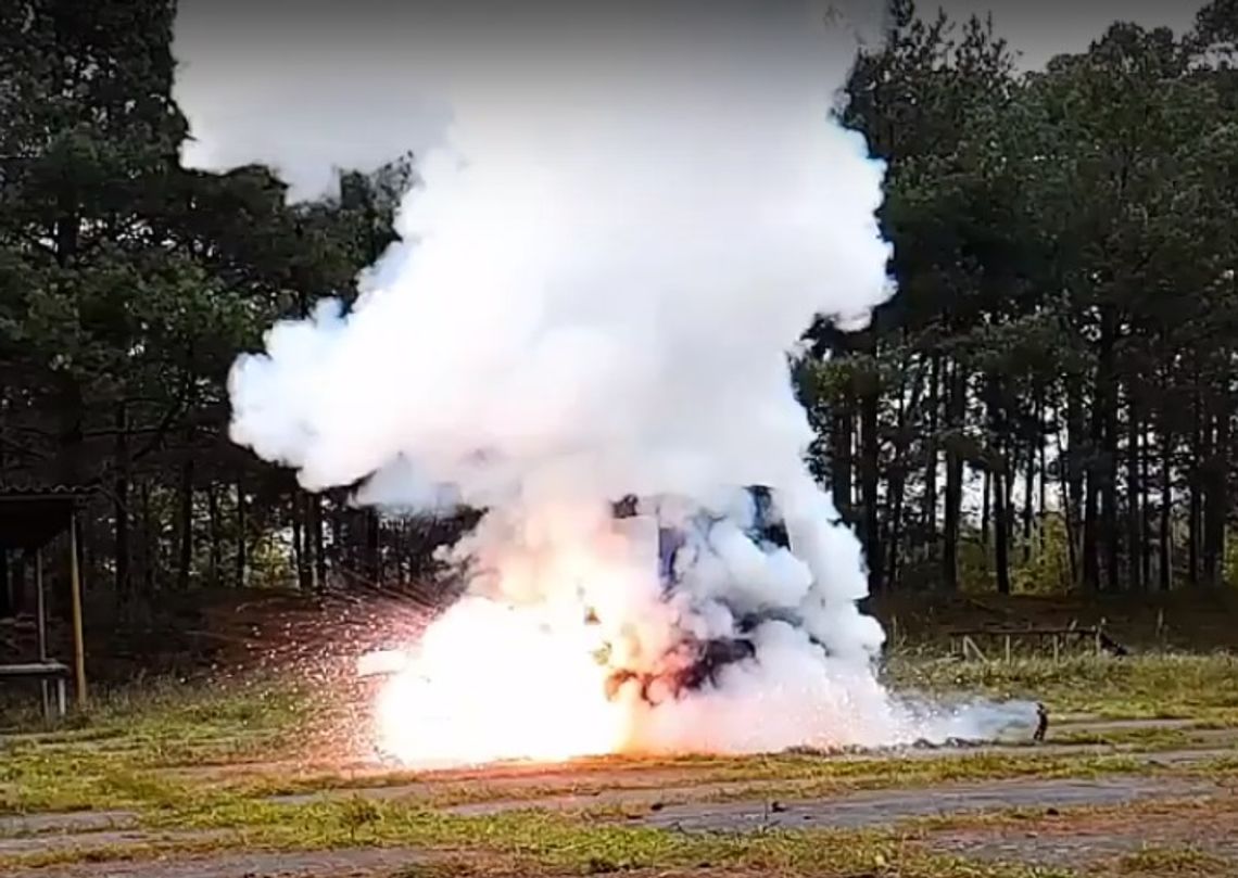 W ramach śledztwa policjanci zdetonowali ładunek wybuchowy pod autem. WIDEO