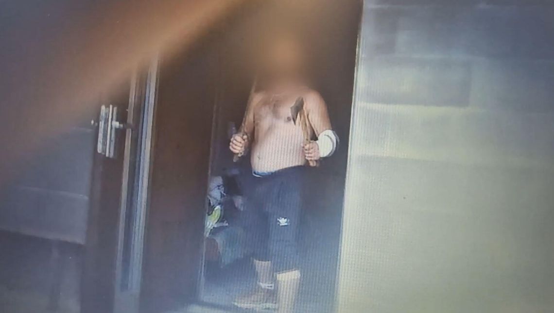 W rękach dwie siekiery i szał w oczach. Zaatakował sąsiadkę, a potem policjantów