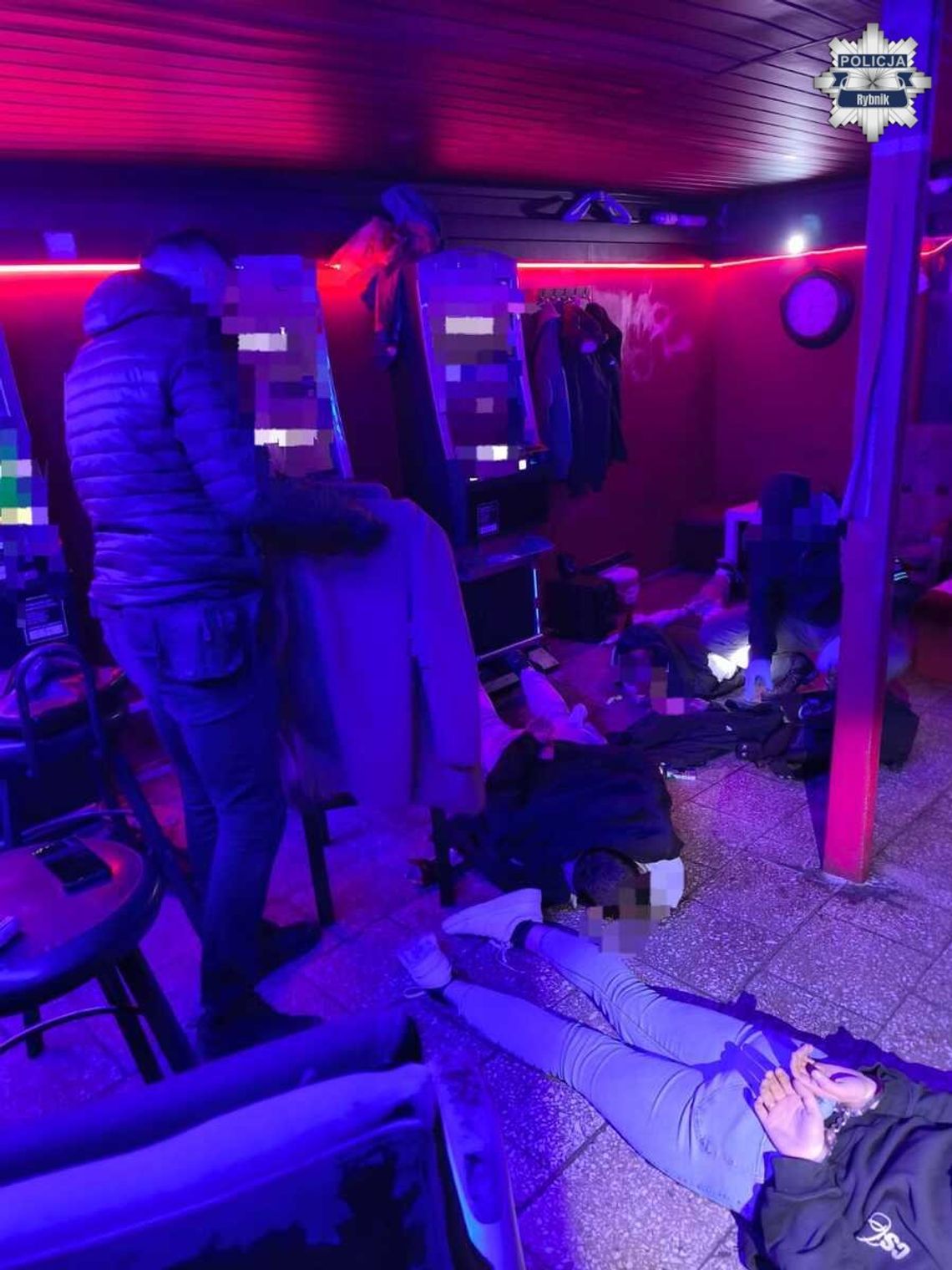 W salonie gier wpadli hazardziści, dilerzy i poszukiwani. Zatrzymano dwóch mężczyzn i dwie kobiety