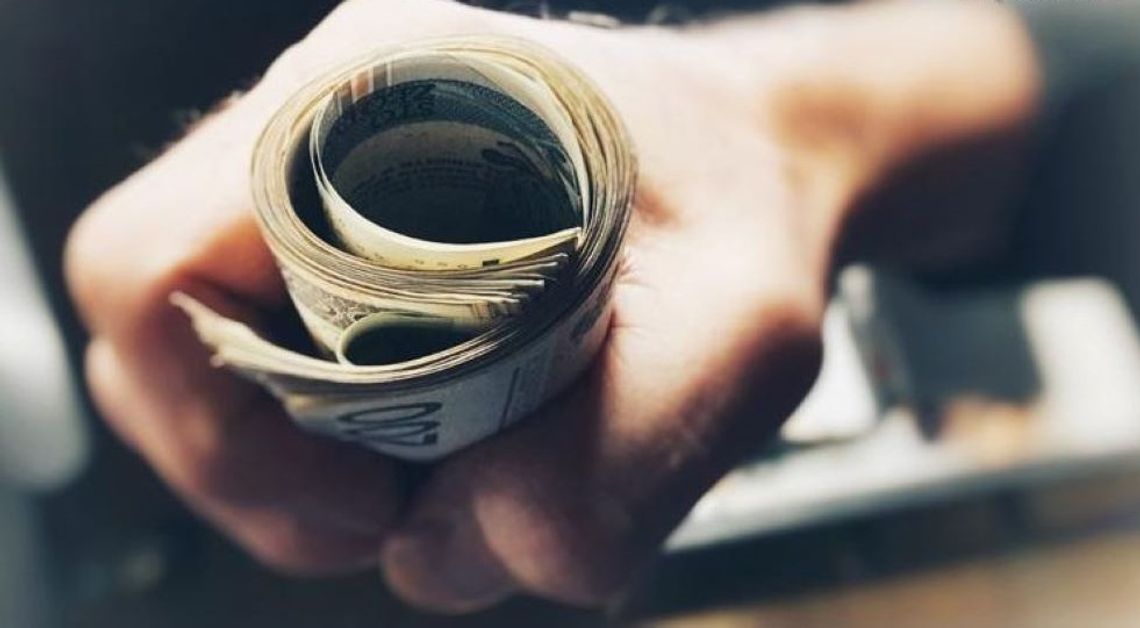 W sklepie ginęły pieniądze z kasy. Młody kasjer podczas liczenia utargu zatrzymywał część dla siebie