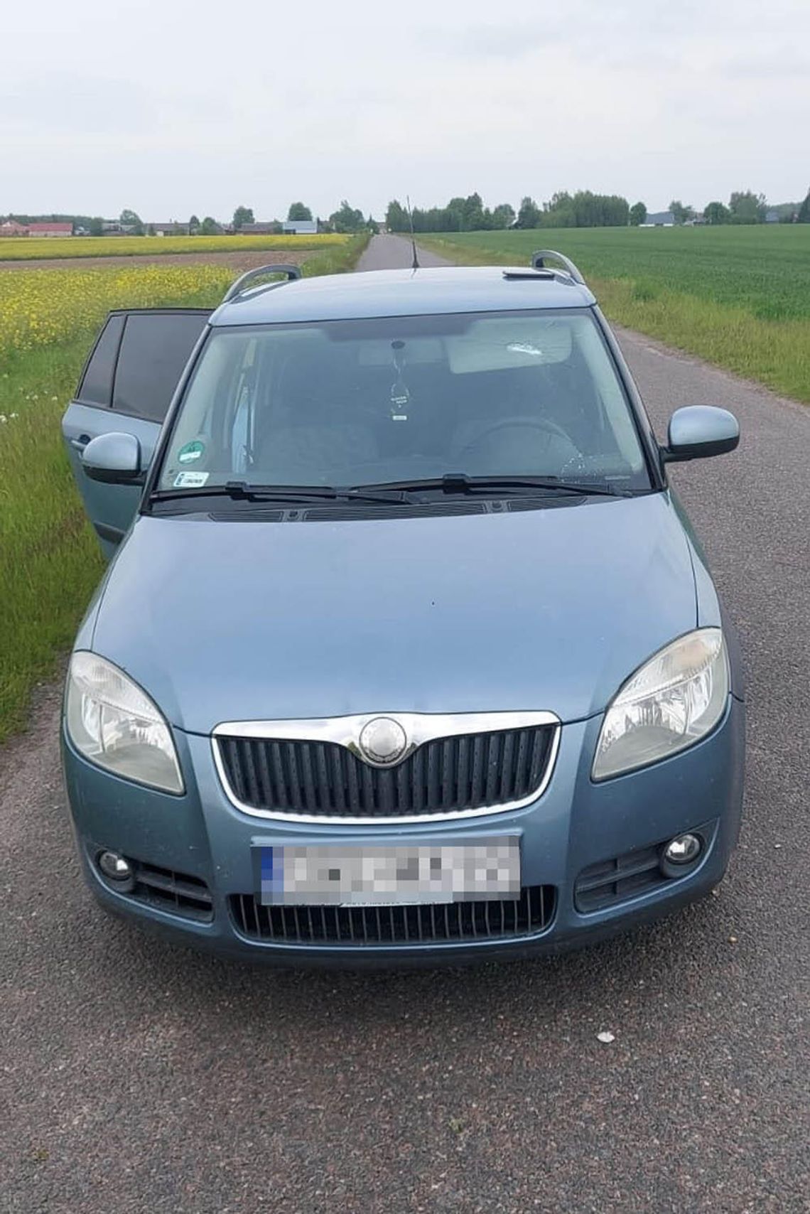 W skodzie Ukrainiec i czterech Afgańczyków. Przemytnik migrantów próbował potrącić funkcjonariuszy