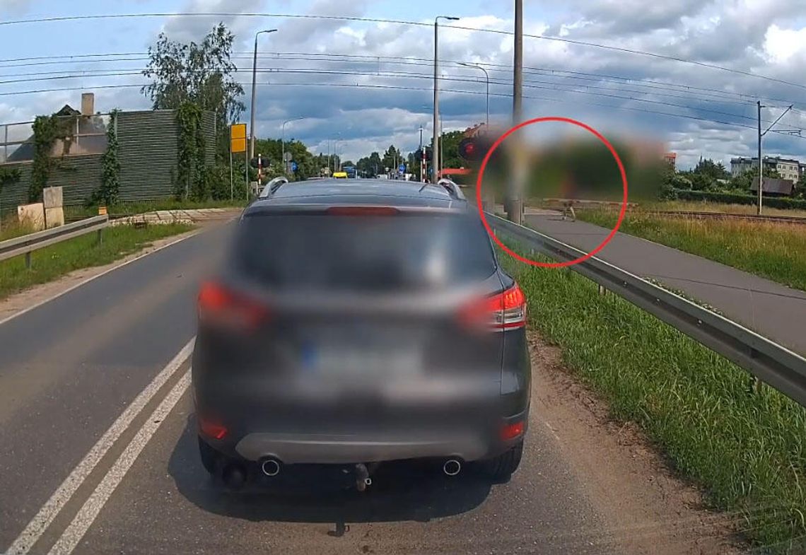 W słuchawkach na uszach prawie zginął pod kołami pociągu. Twierdzi, że przecież nic się nie stało