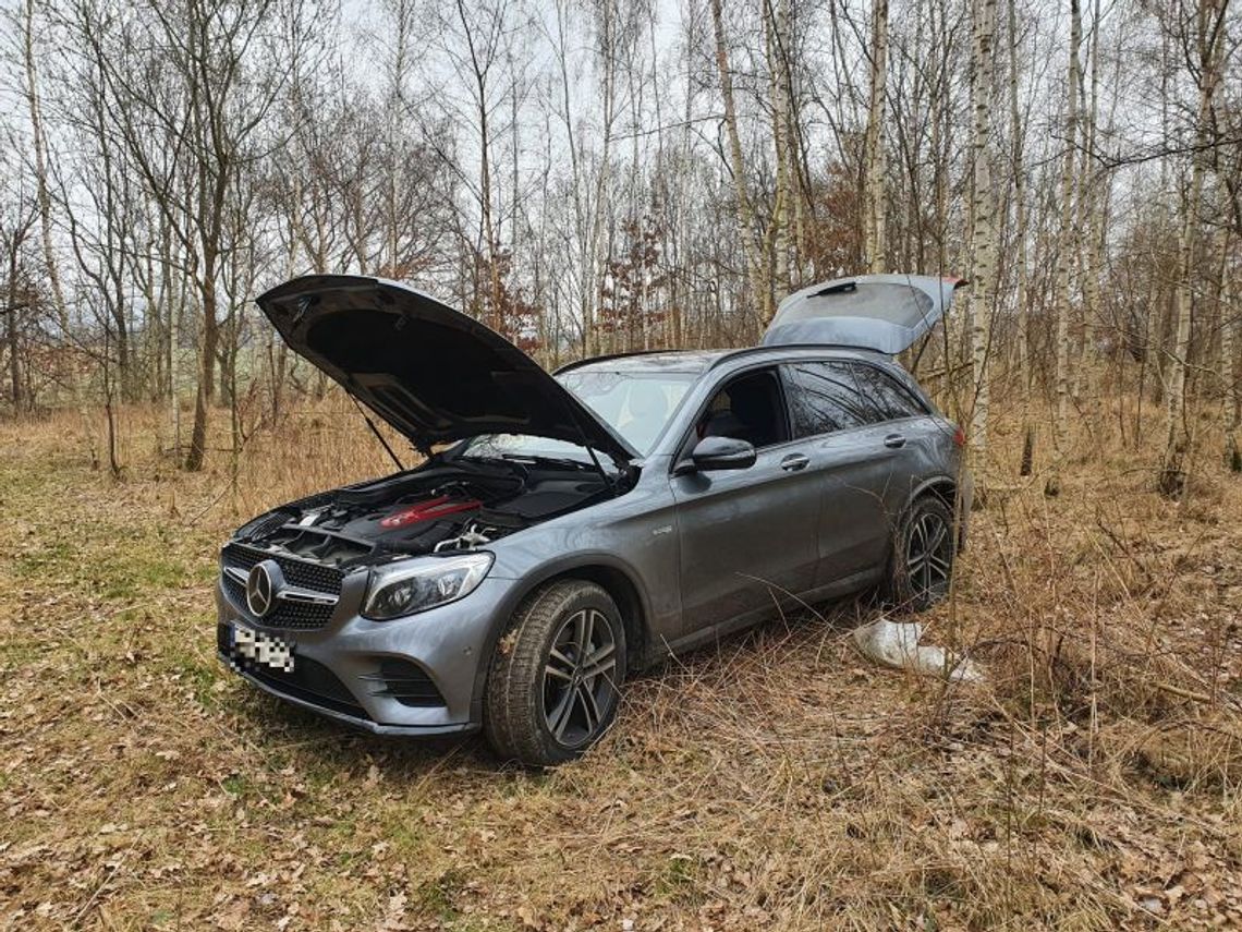 W środku lasu znaleźli mercedesa za ponad ćwierć miliona. Auto wcześniej skradziono w Niemczech