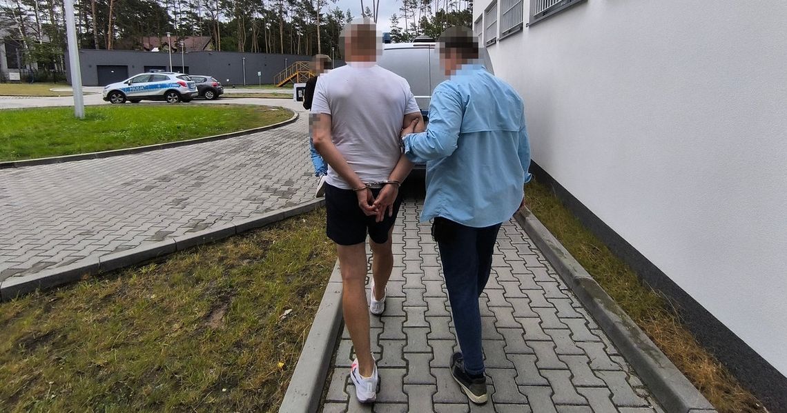 W środku nocy dobijał się do sąsiada. Wyzywał obcokrajowca, a potem łopatą zniszczył jego auto