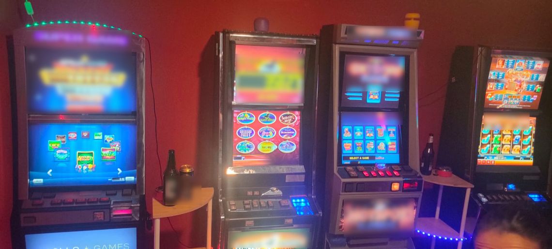 W środku nocy policjanci zauważyli otwarty lokal. 19-latek organizował w nim nielegalny hazard