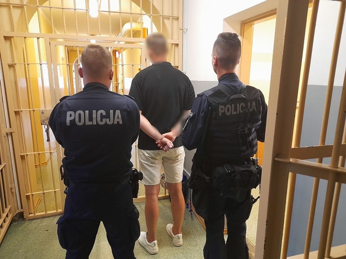 W środku nocy wciągał kokainą w aucie, na widok policjantów uciekł do lasu. Pół godziny później wrócił, bo znudziło mu się ukrywanie