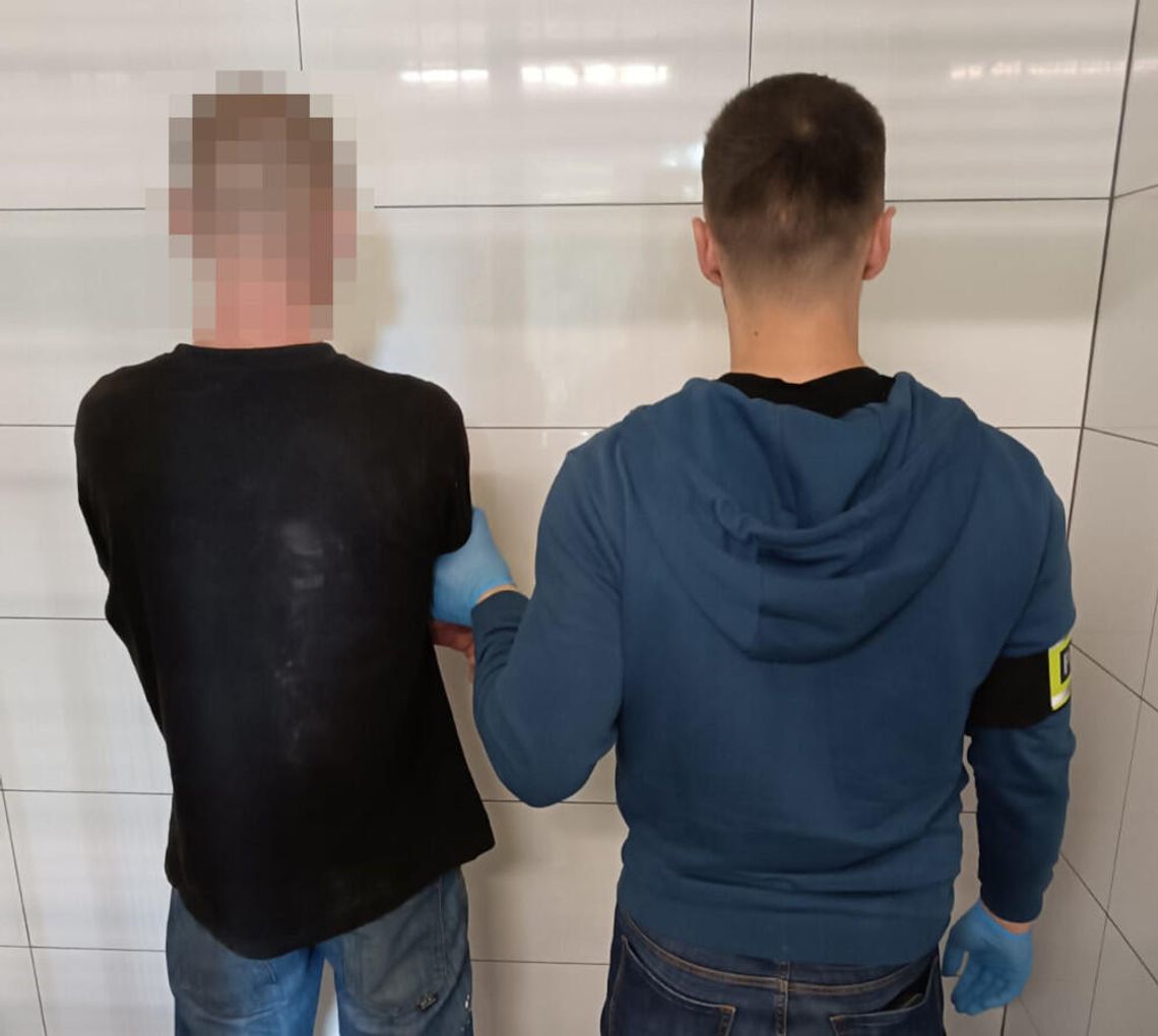 W środku nocy włamał się do byłej żony. Ukradł biżuterię i skopał syna, który próbował go zatrzymać