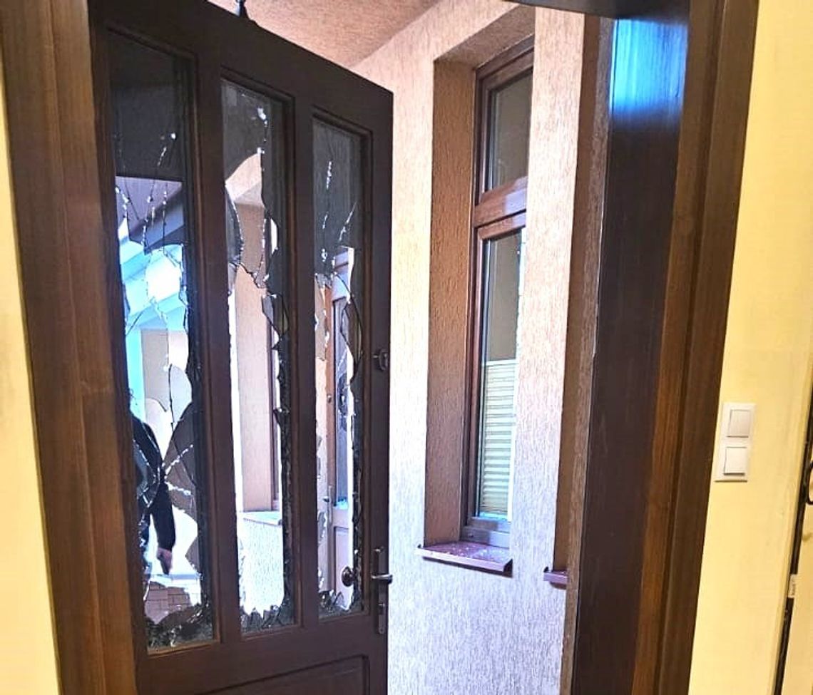 W święta wczesnym rankiem przyszedł pod kościół i zaczął demolkę. 23-latek miał dwa promile W święta wczesnym rankiem przyszedł pod kościół i zaczął demolkę. 23-latek miał dwa promile