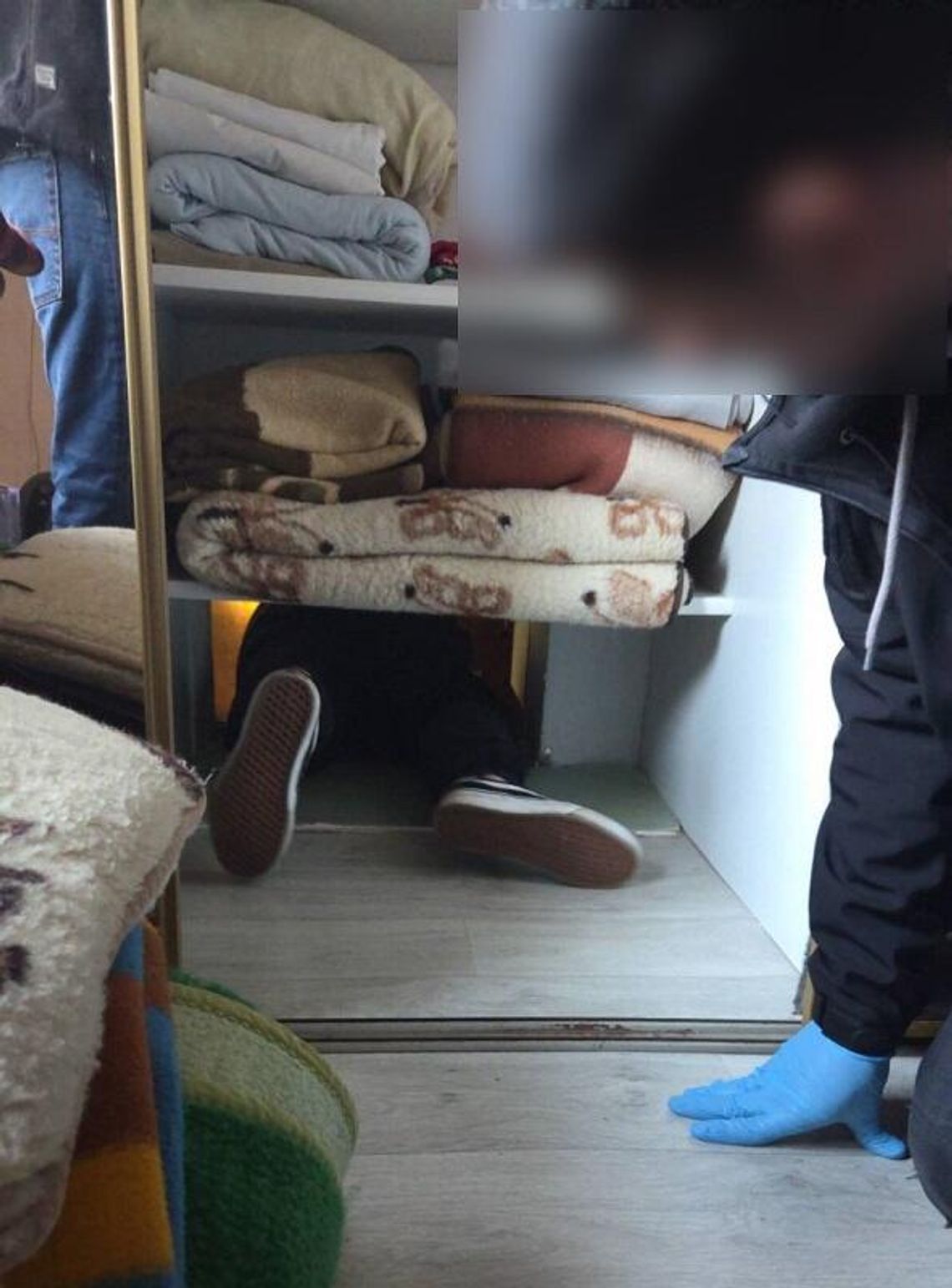 W szafie były malutkie drzwiczki, przez które wchodziło się do ukrytego pomieszczenia. Diler miał tam swoją dziuplę