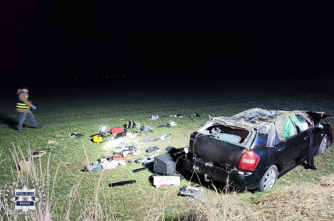 W trakcie dachowania z auta wysypały się narkotyki. Kierowca zatrzymany