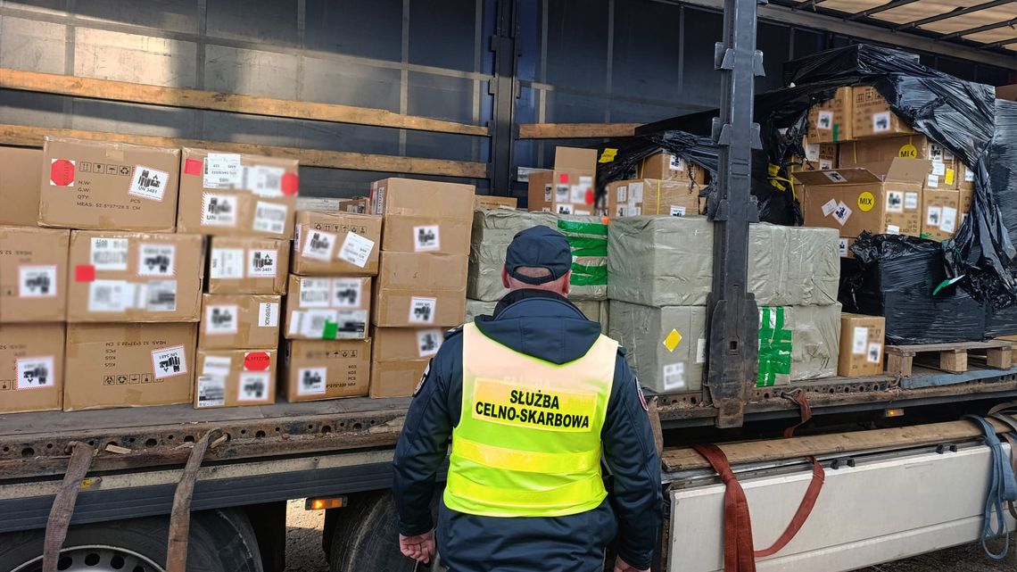 W trakcie kontroli skarbówki przyjechała ciężarówka z towarem. Przejęto kontrabandę wartą miliony