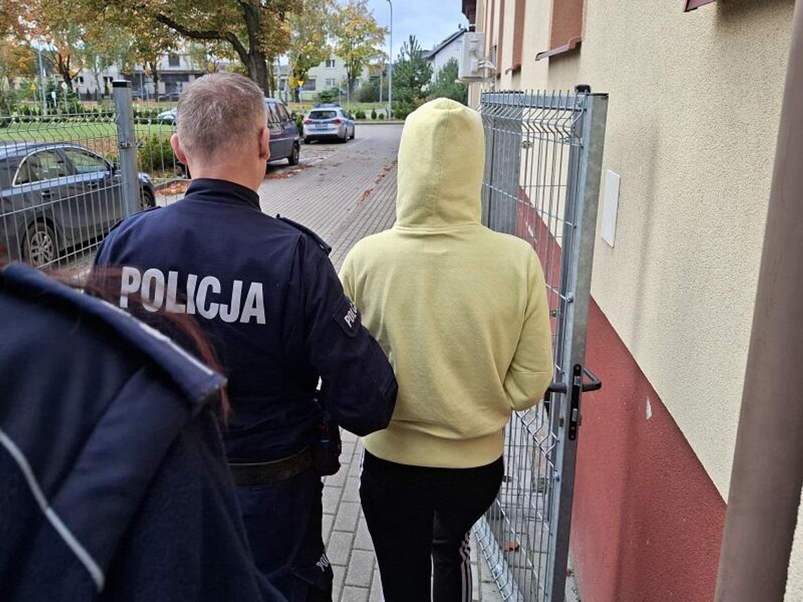 W trakcie kontroli udawała, że śpi, bo bała się legitymowania. Okazało się, że to poszukiwana oszustka