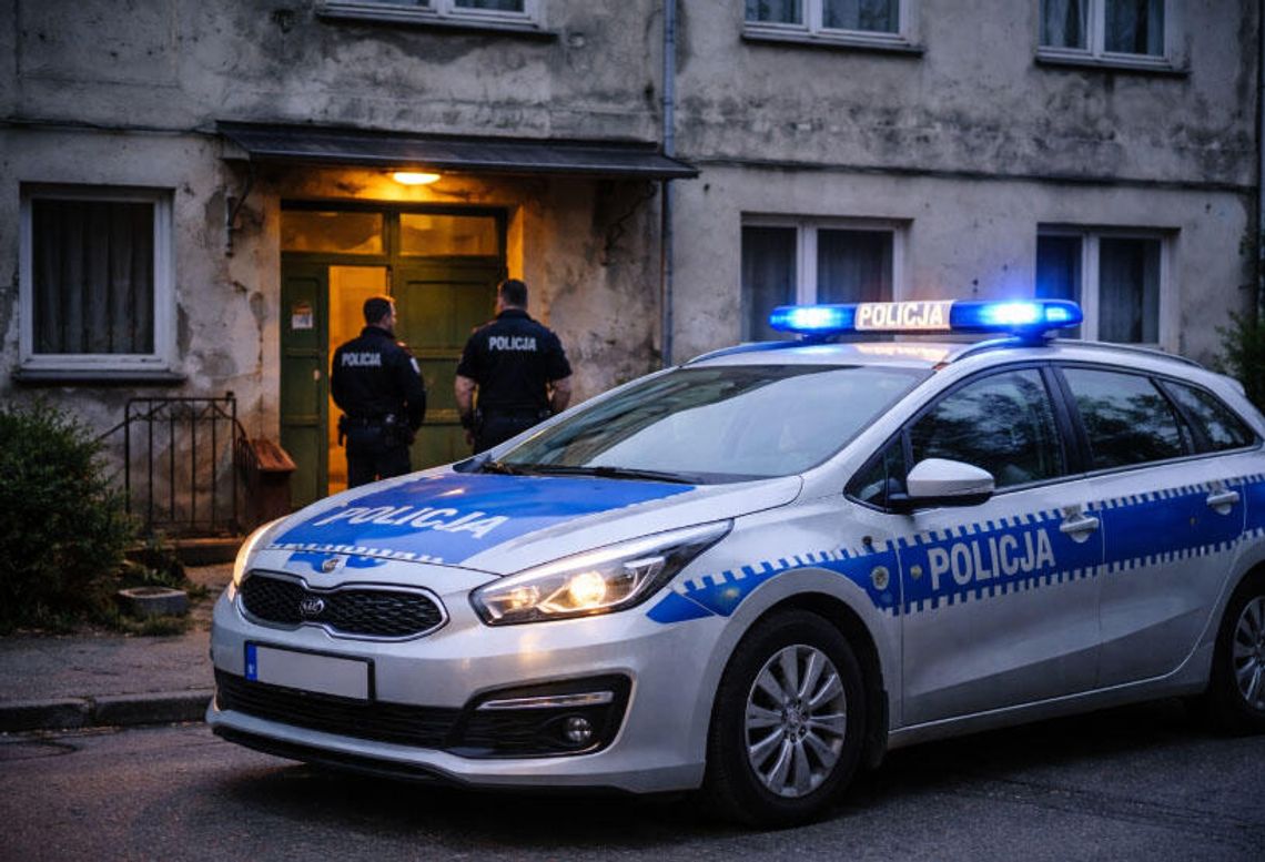 W trakcie libacji pobili go i okradli, a potem kazali pilnować kobiecie. Wtedy udało mu się uciec