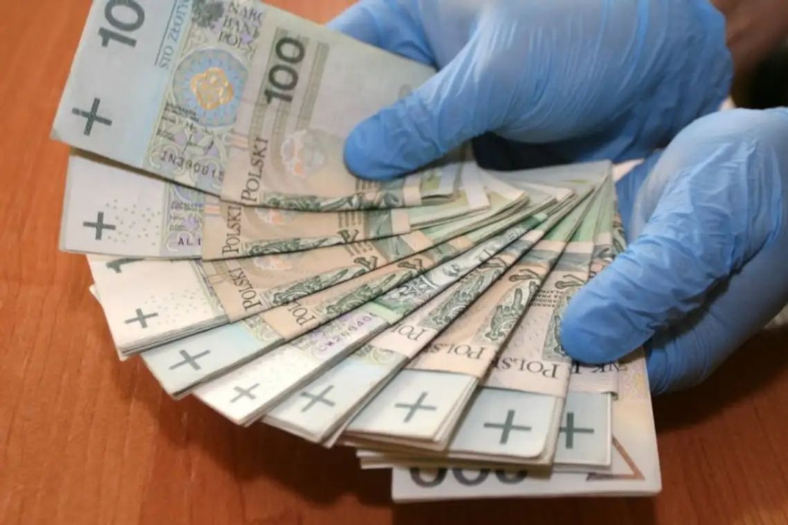W trakcie nalotu na dom dilera policjant próbował ukraść jego pieniądze. Koledzy zakuli go w kajdanki
