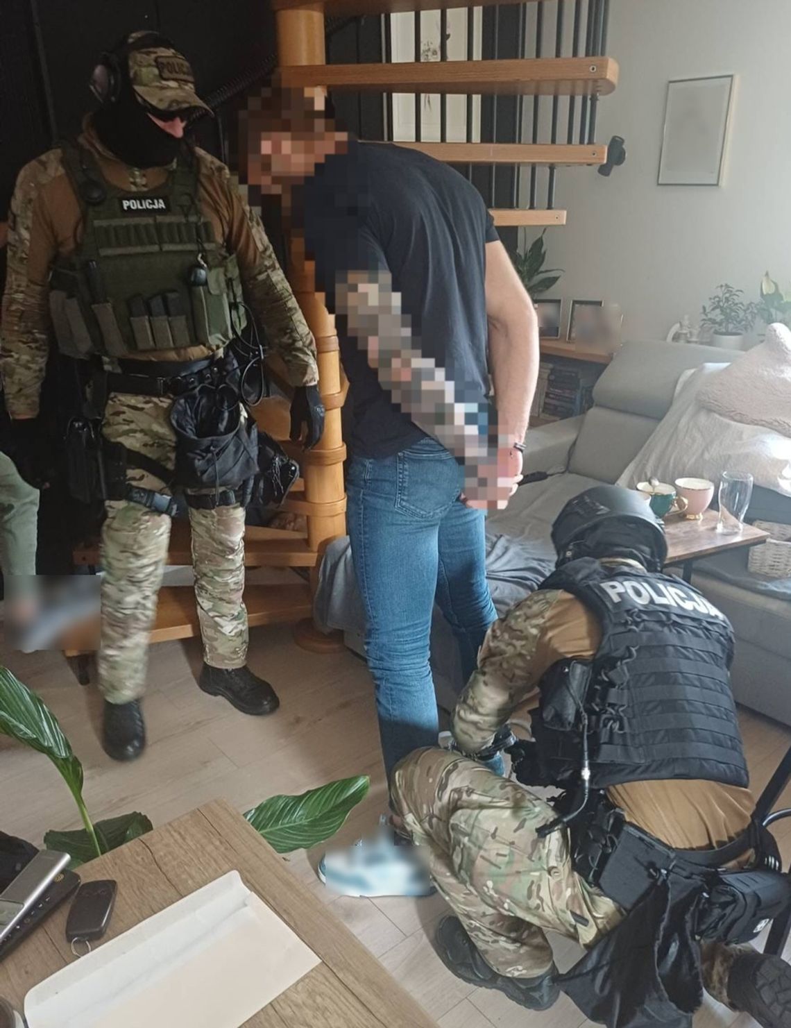 W trakcie nalotu policji przerzuciła narkotyki na balkon sąsiada. Myślała, że pomoże tak facetowi dilerowi