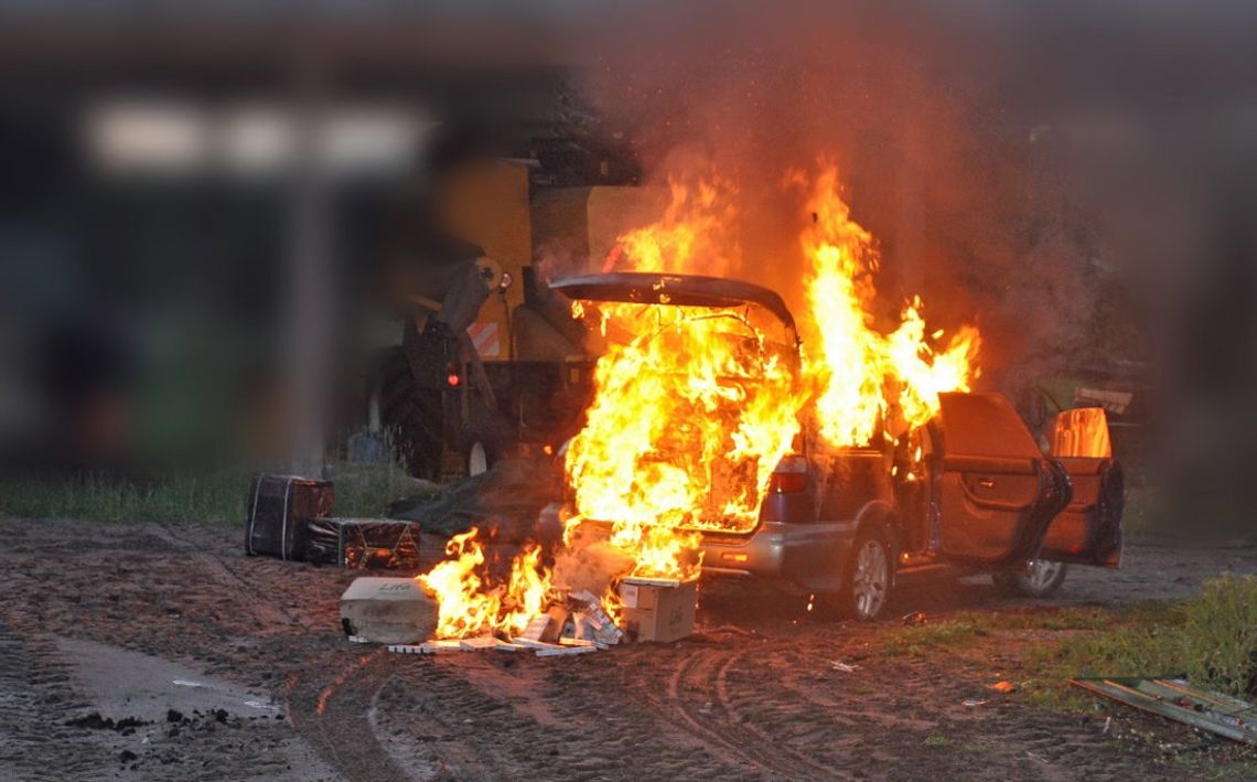 W trakcie pościgu przemytnicy podpalili auto z przemycanym towarem i uciekali dalej pieszo