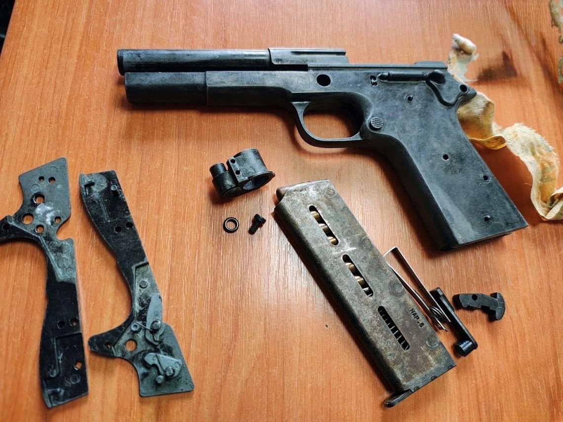 W trakcie przeszukania domu diler policja znalazła pistolet. Możliwe, że jest przerobiony na ostrą amunicję