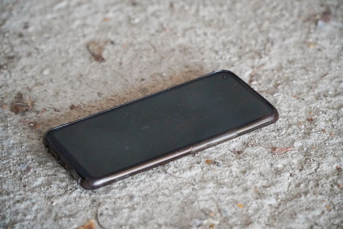 W trakcie włamania złodziej zgubił telefon. Policjanci bez problemów namierzyli 27-latka