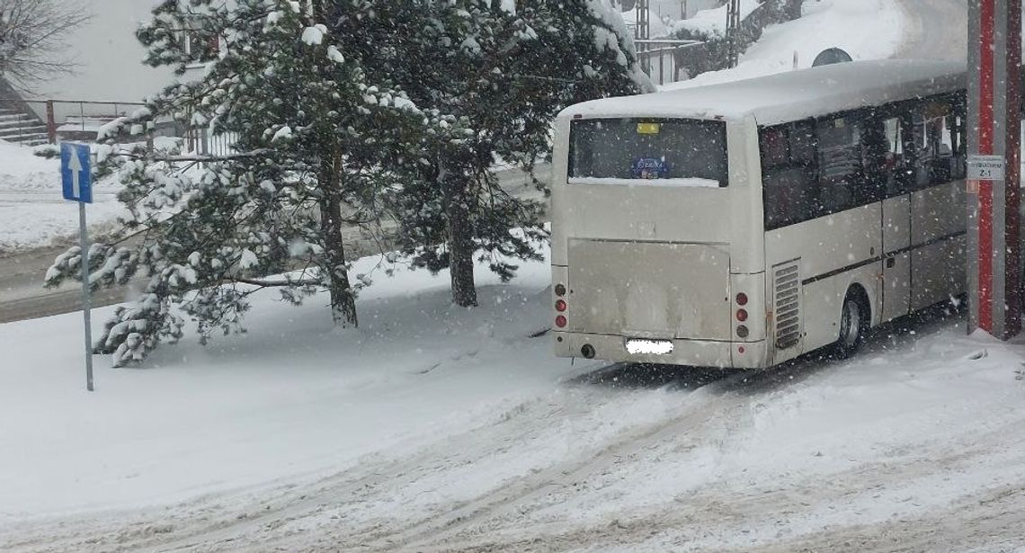 W trudnych warunkach jechał autobusem 112 km/h przez wieś. Policjanci zatrzymali mu prawo jazdy