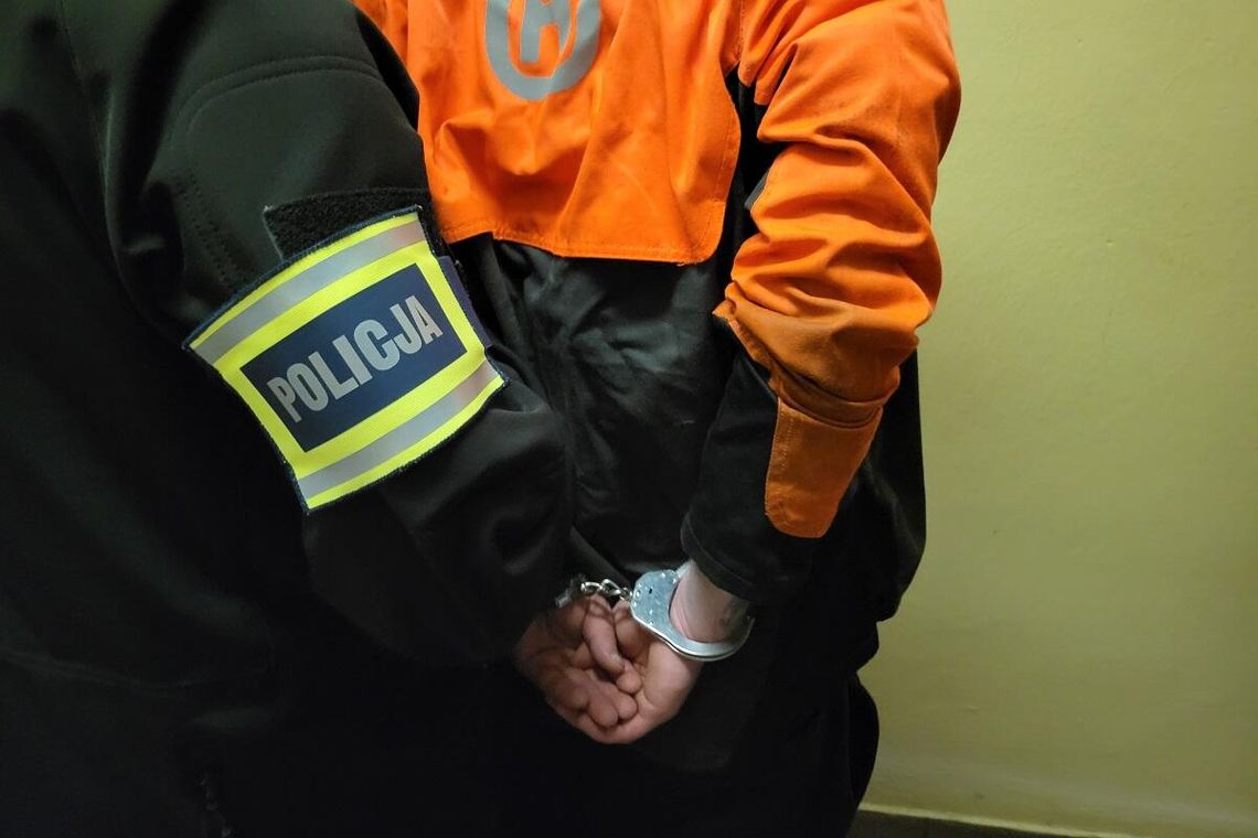 W trzech zaatakowali mężczyznę na stacji benzynowej. Nie był w stanie się obronić. Kopali nawet, gdy już leżał