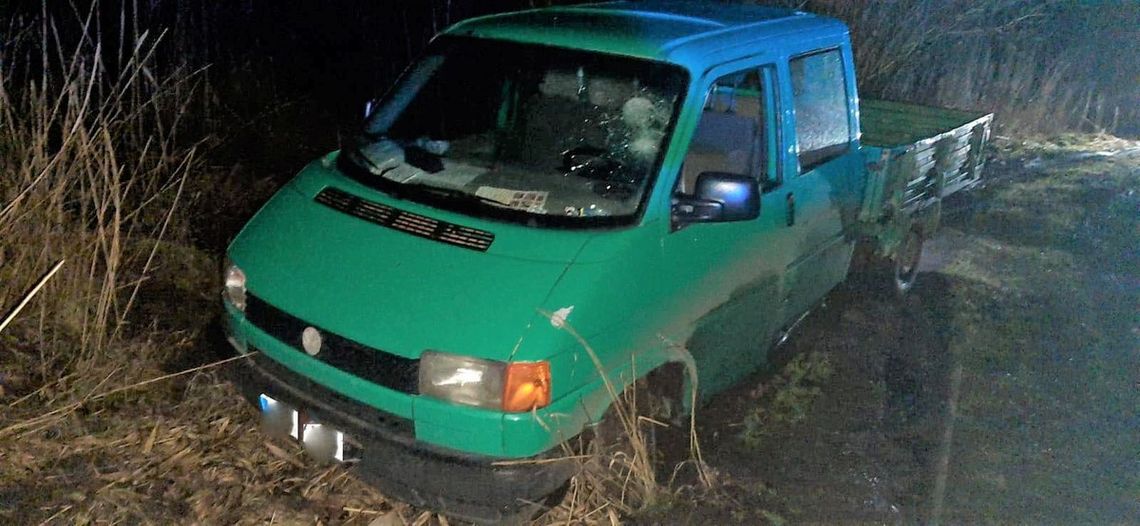 W urodziny naćpany i pijany uciekał policjantom. Pościg zakończył się, gdy wjechał w bagno