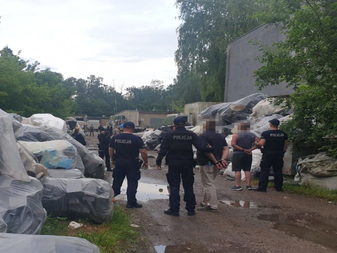 W zakładzie recyklingu ujawniono nielegalne składowisko odpadów i podejrzanych leków [WIDEO]