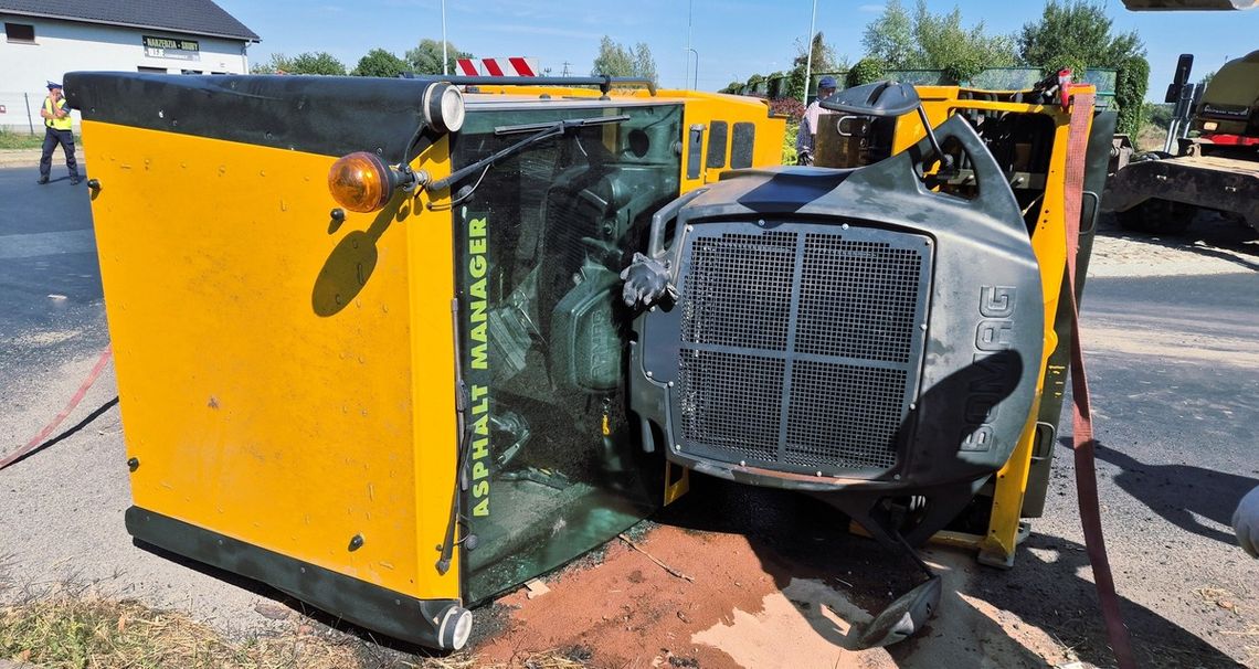 Walec drogowy spadł z lawety podczas transportu. Kierowca źle zabezpieczył ładunek