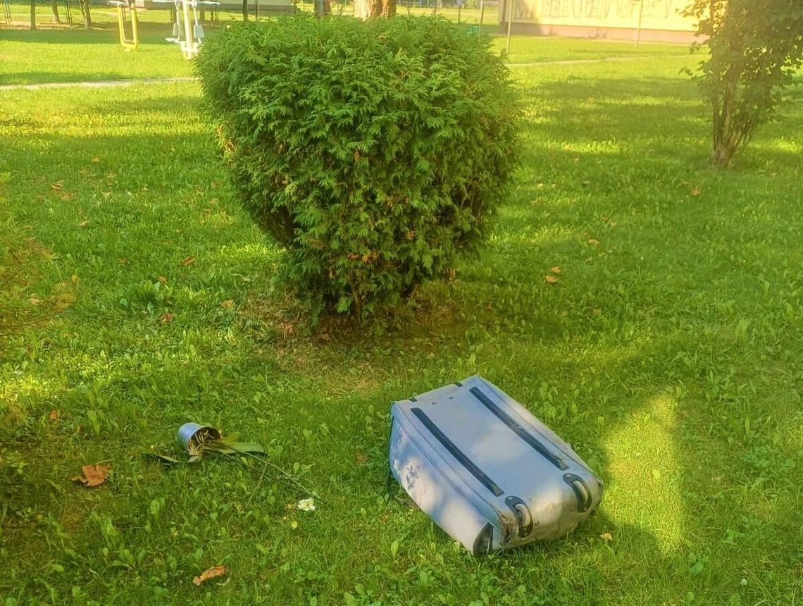 Walizki i doniczka wyleciały z okna. Obywatel Ukrainy tłumaczył, że się zdenerwował Walizki i doniczka wyleciały z okna. Obywatel Ukrainy tłumaczył, że się zdenerwował