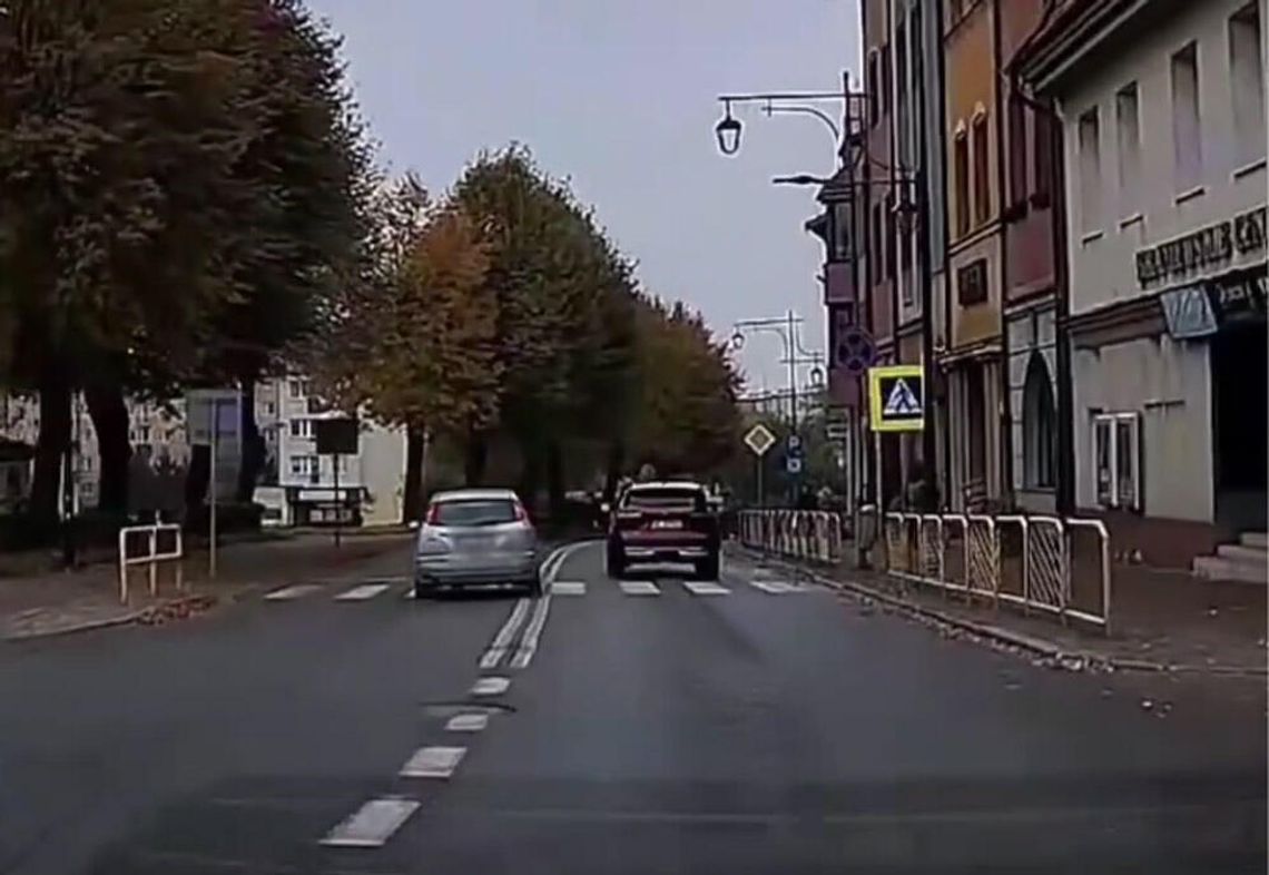 Wariacka jazda przez miasto. Policja dostała nagrania i postawiła mężczyznę przed sądem