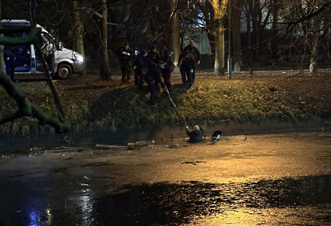 Warszawa: policjanci uratowali życie kibica, który pomylił kanał z ulicą i wpadł do lodowatej wody