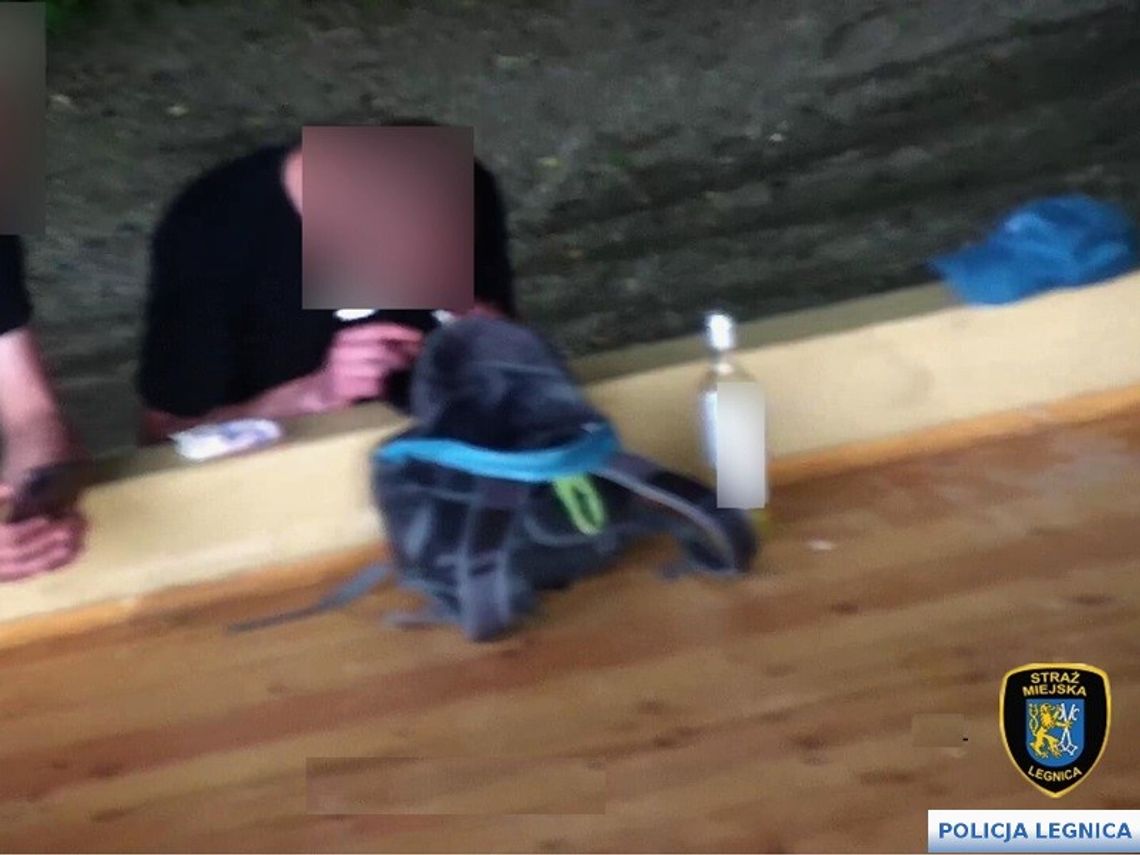 Wciągał kreskę pod okiem kamery monitoringu. 44-latek zatrzymany z narkotykami