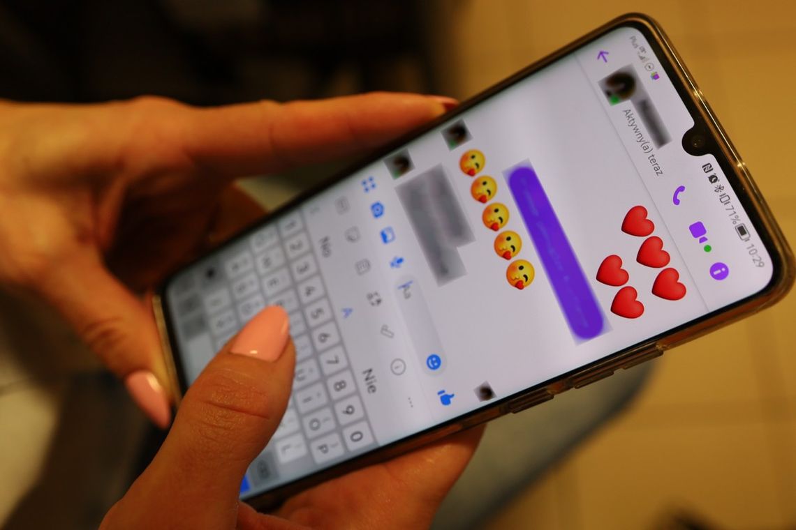 Wdał się w internetowy romans, stracił 9 tysięcy złotych. 57-latek wierzył, że pomaga kobiecie