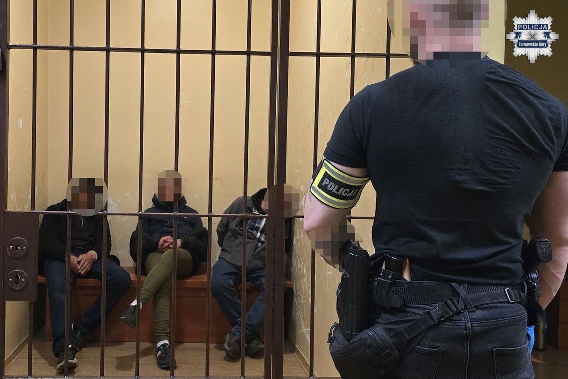 We trzech napadli mężczyznę w poczekalni na dworcu. Pobili go i zabrali telefon