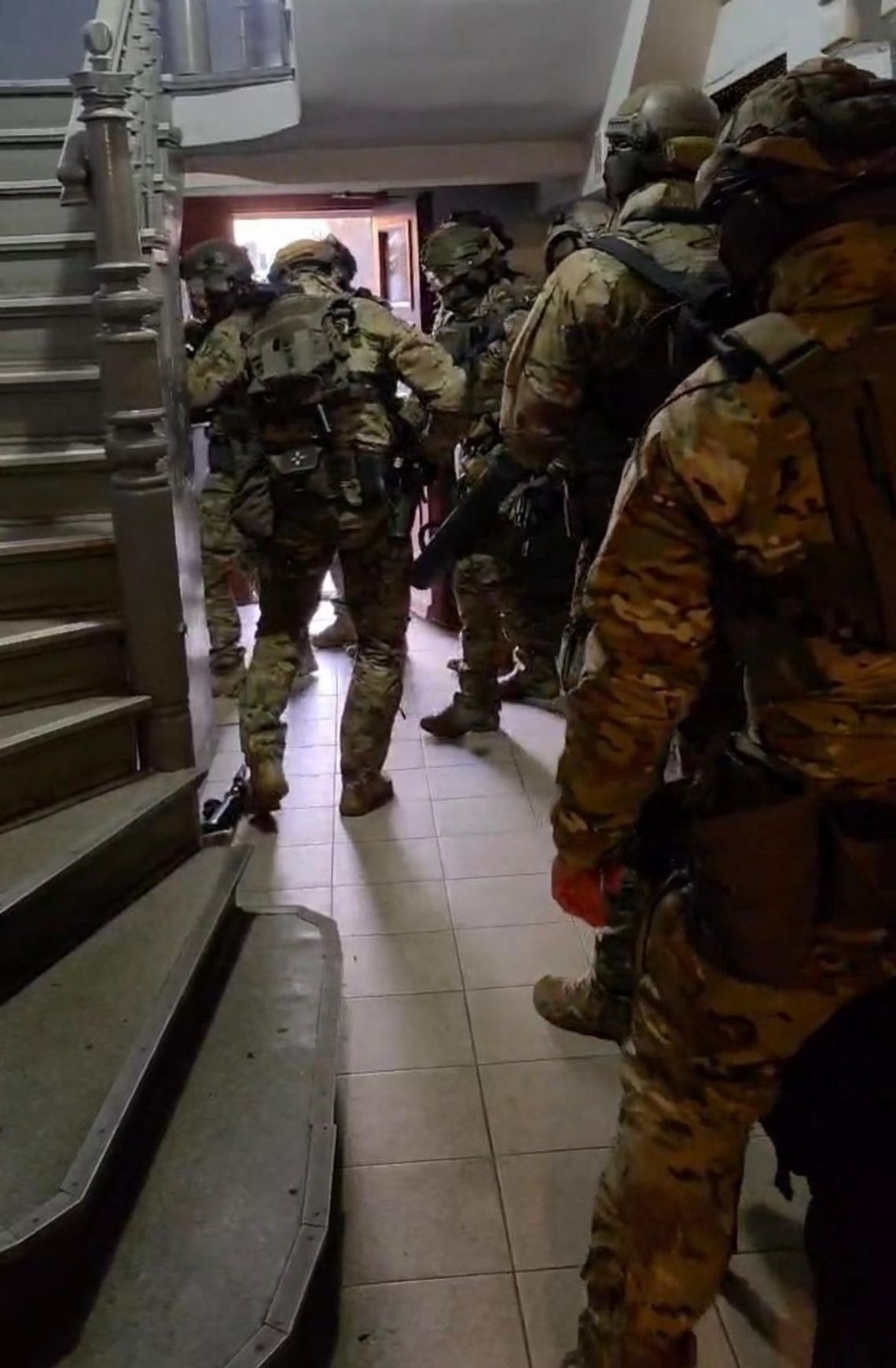 Wejście kontrterrorystów i zatrzymanie niebezpiecznego 32-latka. Był uzbrojony Wejście kontrterrorystów i zatrzymanie niebezpiecznego 32-latka. Był uzbrojony