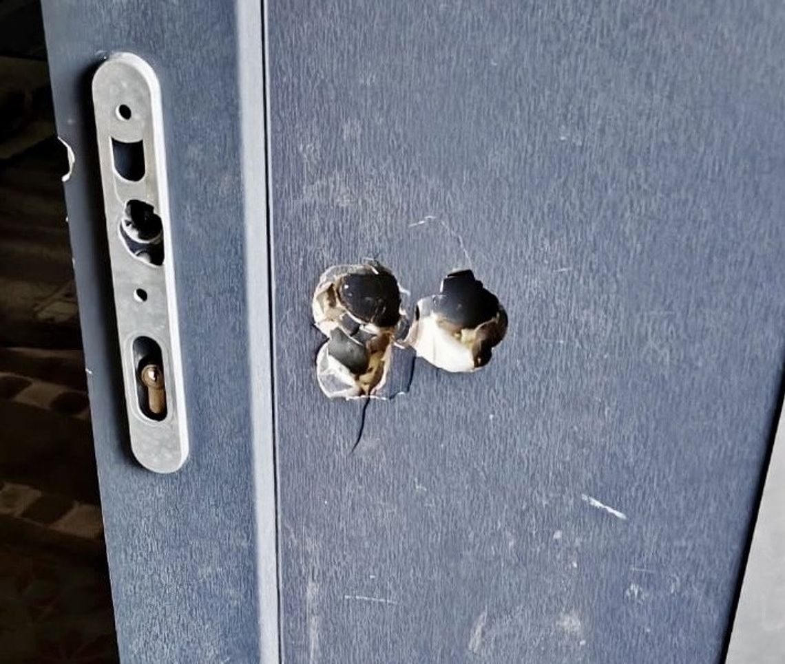 Weszli do domu kobiety jak gangsterzy i zabrali samochód. Przed policją schowali się na strychu