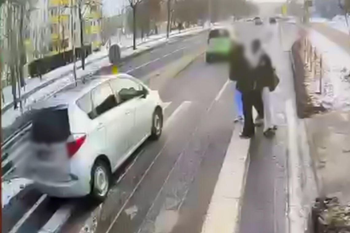 Weszli na pasy, a samochody jechały dalej. Niebezpieczna sytuacja na przejściu dla pieszych Weszli na pasy, a samochody jechały dalej. Niebezpieczna sytuacja na przejściu dla pieszych