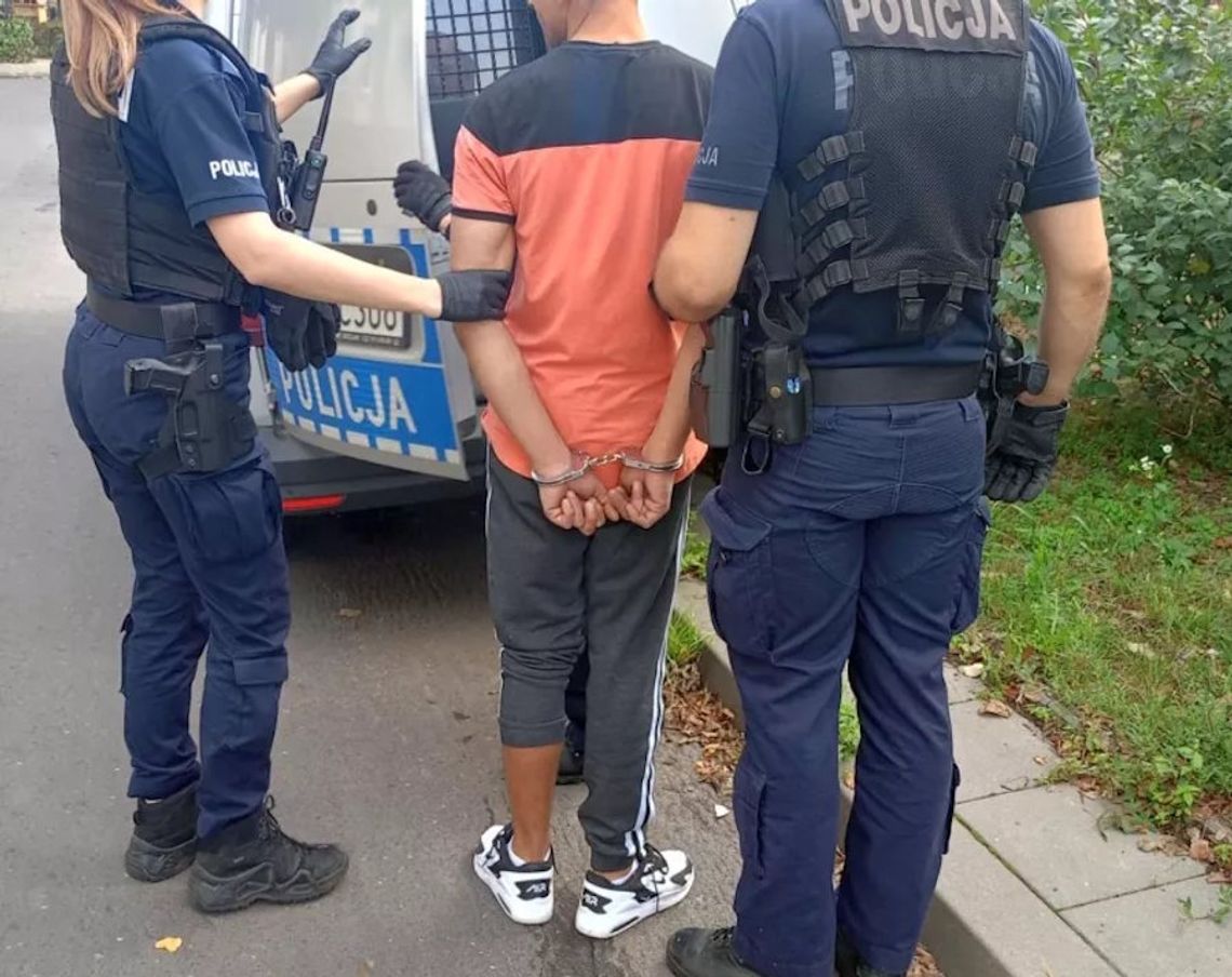 Palił z fifki, krzyknął: "skitraj to!", połknął coś i uciekał przed patrolem. Młoda parka ma kłopoty